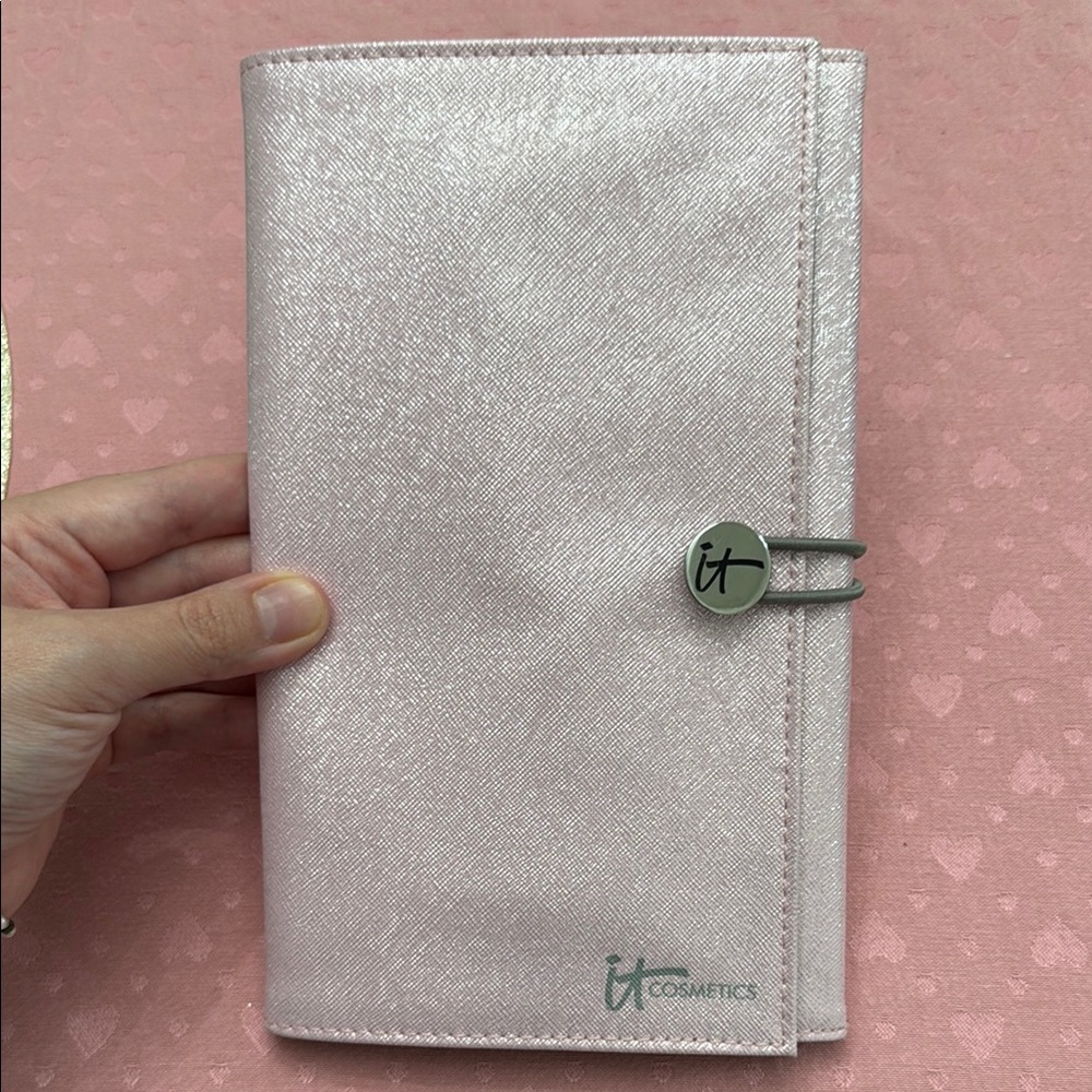 IT Cosmetics Shimmering Pink Organizer